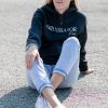 Theresa trägt hier den Männer-Hoody in Größe M